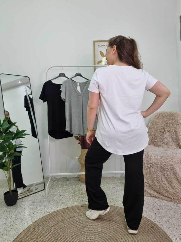BASIC T-SHIRT ΜΕ V ΛΑΙΜΟΚΟΨΗ - Image 2