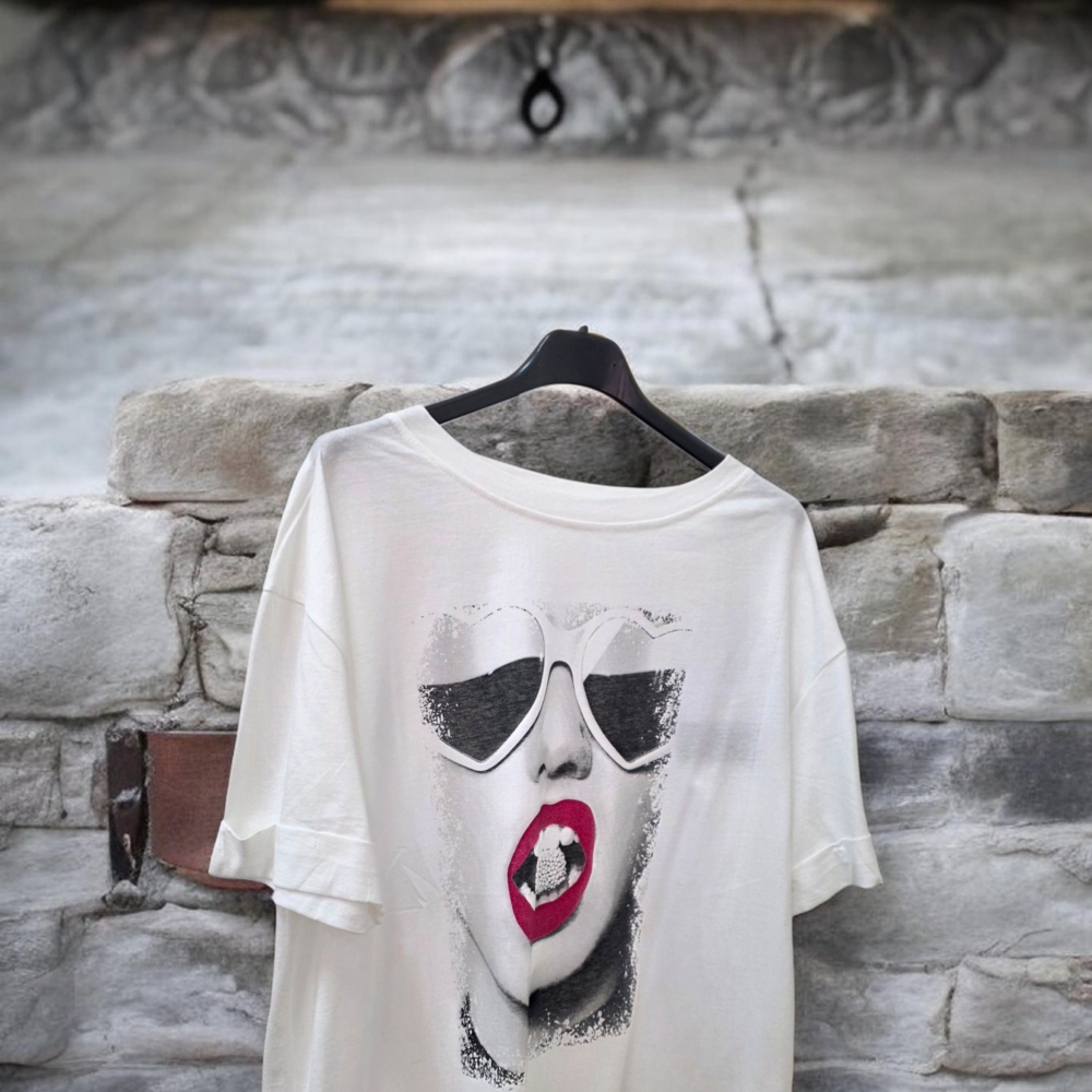 T-SHIRT ΜΕ ΣΤΑΜΠΑ ΛΕΥΚΟ